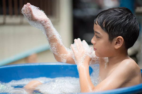 Menino Brincando Bolha Mostrando Respingo Água — Fotografia de Stock