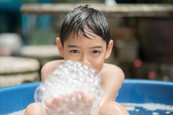 Kleiner Junge Spielt Blase Die Wasserspritzer Zeigt — Stockfoto