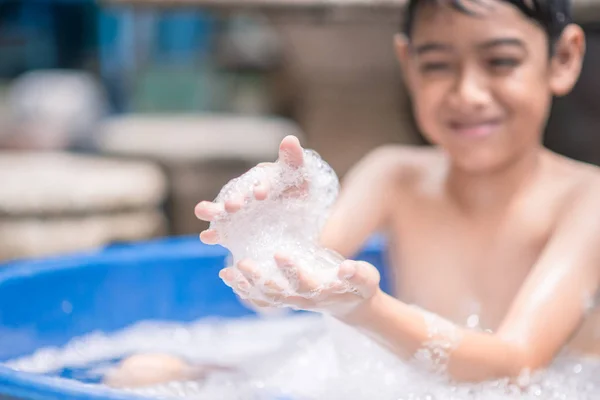 Menino Brincando Bolha Mostrando Respingo Água — Fotografia de Stock