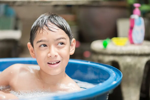 Anak Kecil Yang Bermain Gelembung Menunjukkan Percikan Air — Stok Foto