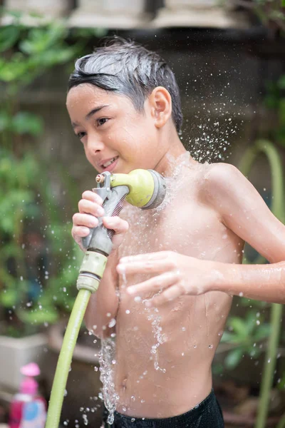 Мальчик Играет Водяной Брызг — стоковое фото