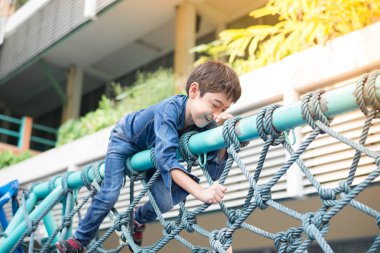 Küçük Çocuk Bahçesi ip üzerinde tırmanma