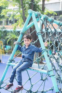 Küçük Çocuk Bahçesi ip üzerinde tırmanma