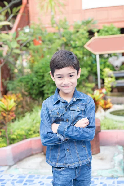 Retrato de niño vistiendo jeans de moda —  Fotos de Stock