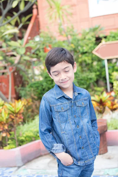 Retrato de niño vistiendo jeans de moda — Foto de Stock