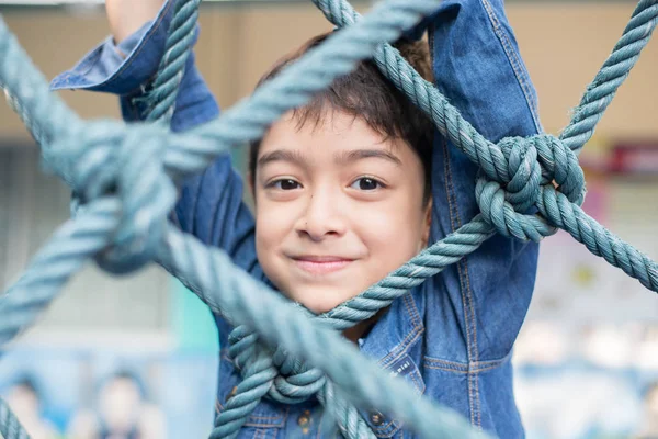 Μικρό αγόρι, αναρρίχηση σε σχοινί στην παιδική χαρά — Φωτογραφία Αρχείου