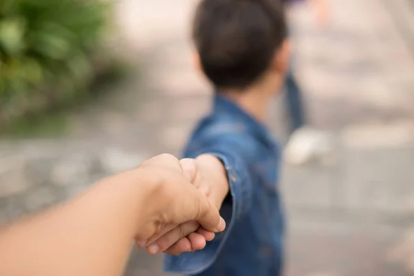 Menino mão segurando com a mãe indo embora — Fotografia de Stock