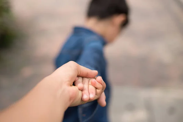 Kleiner Junge hält Hand mit Mutter, die weggeht — Stockfoto