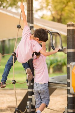 Küçük çocuk parkında tırmanma
