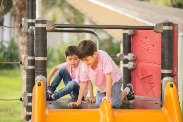 小男孩在操场上玩滑块 — 图库照片