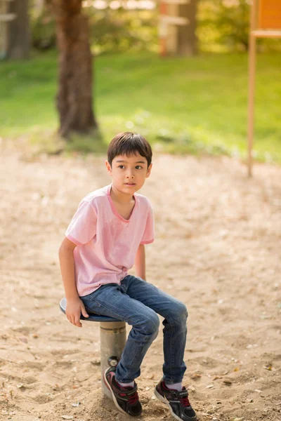 Liten pojke klättring på lekplats — Stockfoto