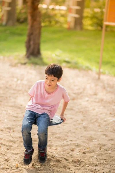 Petit garçon grimpant à l'aire de jeux — Photo
