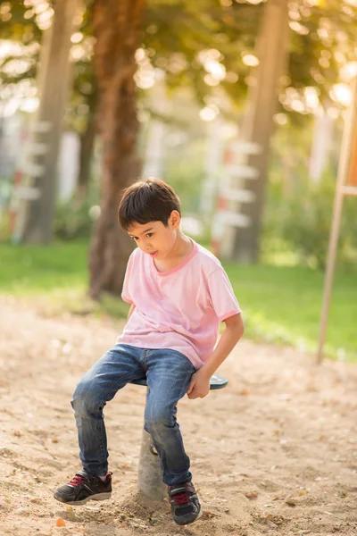 Petit garçon grimpant à l'aire de jeux — Photo