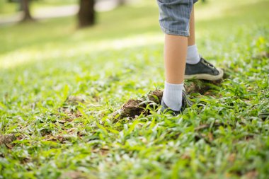 Parkta oynayan küçük çocuk.