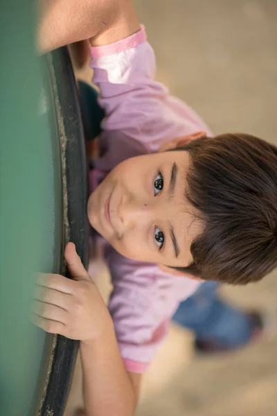 公園の岩の上のほとんどのアジアの少年 climling — ストック写真