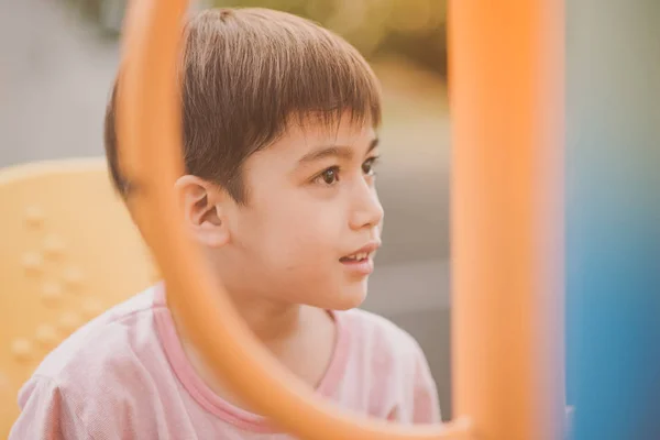 Menino brincando no ginásio ao ar livre no parque — Fotografia de Stock