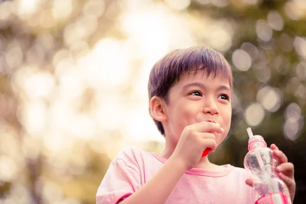 Cerca hasta poco asiático chico sonriendo en el parque — Foto de Stock