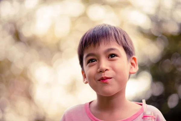 Detailní záběr asijské chlapce s úsměvem v parku — Stock fotografie
