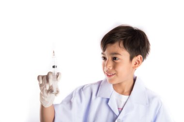 Küçük çocuk doktor tek tip giyinen