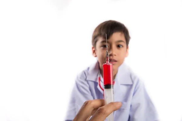 Menino tomando injeção syring droga — Fotografia de Stock