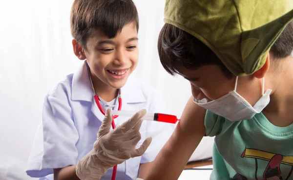 Kleine jongen nemen injectie syring drug — Stockfoto