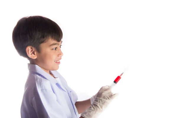 Küçük çocuk enjeksiyon şırınga ilaç alarak — Stok fotoğraf