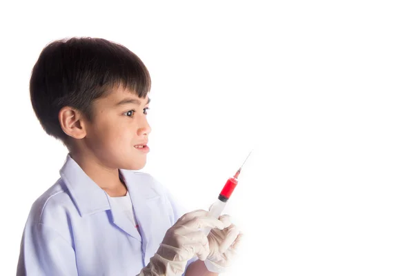 Niño pequeño que toma la droga de la jeringa inyectable — Foto de Stock