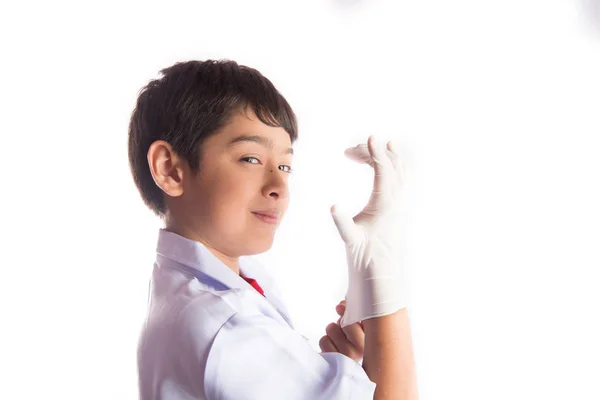 Ребенок носит врачебную перчатку для защиты — стоковое фото