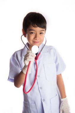 Küçük çocuk doktor tek tip giyinen