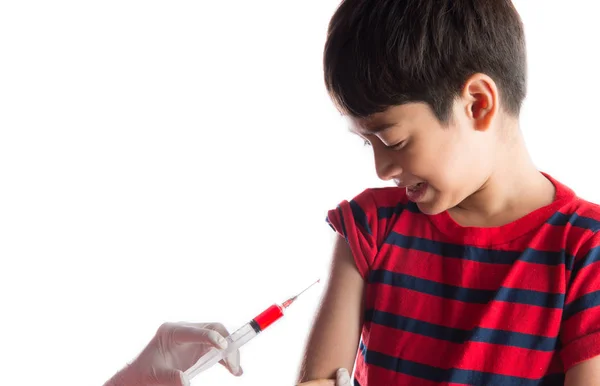 Το γιατρό δίνοντας ένεση εμβολίου για παιδί — Φωτογραφία Αρχείου