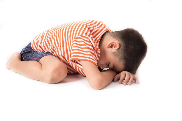 Menino sentado no chão com tristeza e estresse, problema infantil — Fotografia de Stock