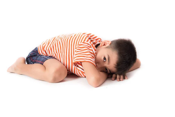 Niño sentado en el suelo con tristeza y estrés, problema infantil —  Fotos de Stock