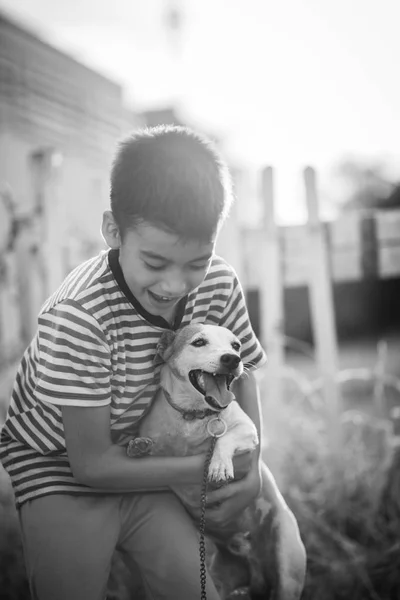 小男孩走出屋外与狗杰克罗素夏季时间 — 图库照片