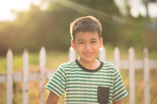 屋外の小さな男の子の Portriat — ストック写真