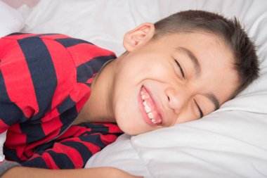 Küçük çocuk beyaz battaniye kapak ile onun vücut uyku 