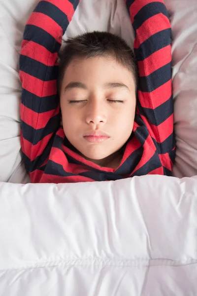 Piccolo Ragazzo Dormire Con Coperta Bianca Coprire Suo Corpo — Foto Stock