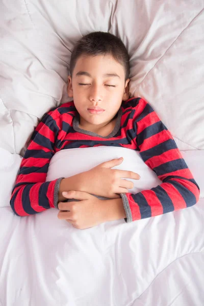 Niño Durmiendo Con Manta Blanca Cubre Cuerpo —  Fotos de Stock