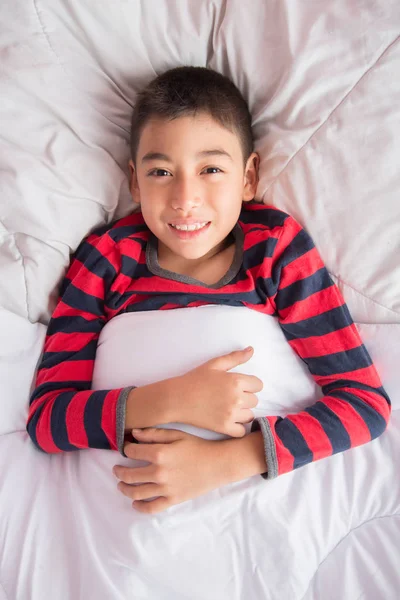 Piccolo Ragazzo Dormire Con Coperta Bianca Coprire Suo Corpo — Foto Stock