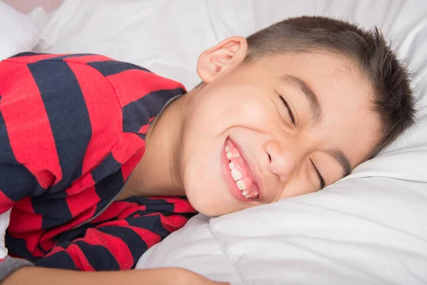 Küçük çocuk beyaz battaniye kapak ile onun vücut uyku 