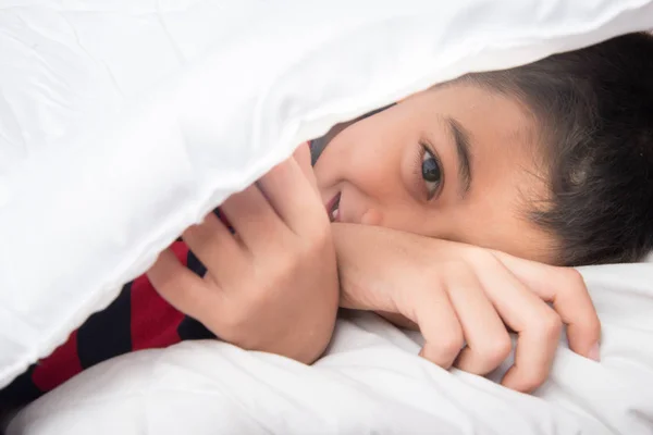 Niño Durmiendo Con Manta Blanca Cubre Cuerpo —  Fotos de Stock