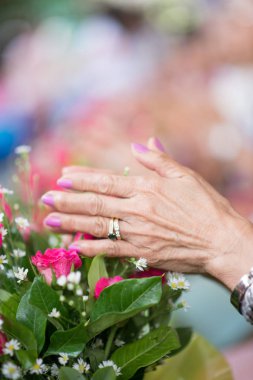 Genç geleneksel olarak onların ebeveyn ve büyükbaba ve Büyükanneler eller üzerine su serpin