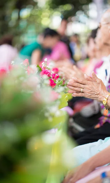 Die Jüngeren Besprengen Traditionell Ihre Eltern Und Großeltern Mit Wasser — Stockfoto