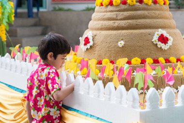 Kum pagodadan insanlar tapınağın küçük pagodadan kurmak ve onlara çiçek ve bayrakları ile süslemek için kum getirmek. Buda saygı ödemek için. 
