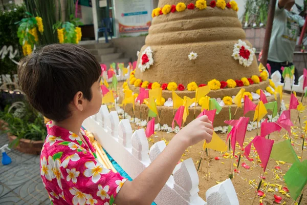 砂の塔人々 仏塔を構築し 花とフラグを飾るために砂を持って来る 仏に敬意を払うに — ストック写真