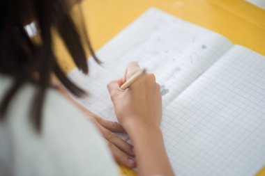 Öğrenciler ve okul stury ile öğretmen sınıfta mutlu