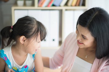 Öğrenciler ve okul stury ile öğretmen sınıfta mutlu