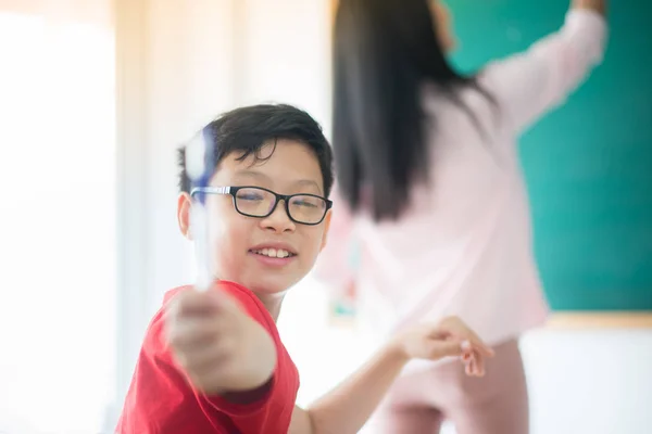 Schüler Und Lehrer Der Schule Fiebern Mit Klassenzimmer — Stockfoto