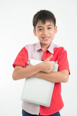 Küçük mix çocuk portresi beyaz arka plan üzerinde bir defter tablet alın 