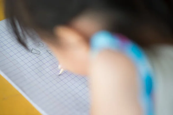 Pouco Asiático Menina Escrevendo Notebook Escola Classe — Fotografia de Stock