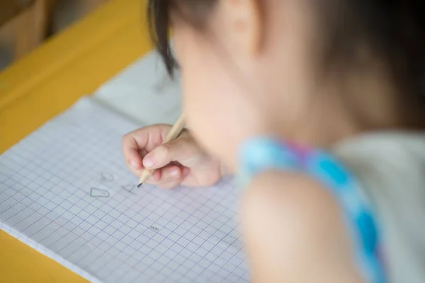 Μικρό Ασιατικό Κορίτσι Γραπτώς Στη Σχολική Τάξη Σημειωματάριο — Φωτογραφία Αρχείου